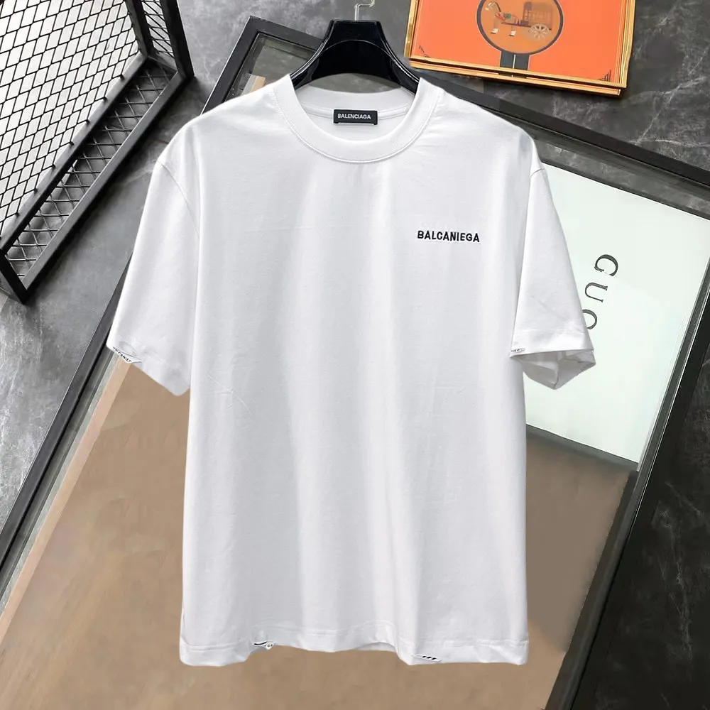 Balenciaga's high-end top-quality products 🐮2026 Spring and Summer New Arrival first counter, the latest New Arrival short-sleeved round neck T-shirt, Premium customized design, avant-garde and fashionable! Brand logo heavy craftsmanship design Premium customized 260g fabric. Soft to the touch. Comfortable to wear. Counter-level exquisite stitching. Fine workmanship. The upper body effect is incomparably handsome! A must-have item for men and women with the same style! Sizes: S~XXL When placing an order, please state your height and weight. The maximum wearing size is 210 pounds (one size larger)